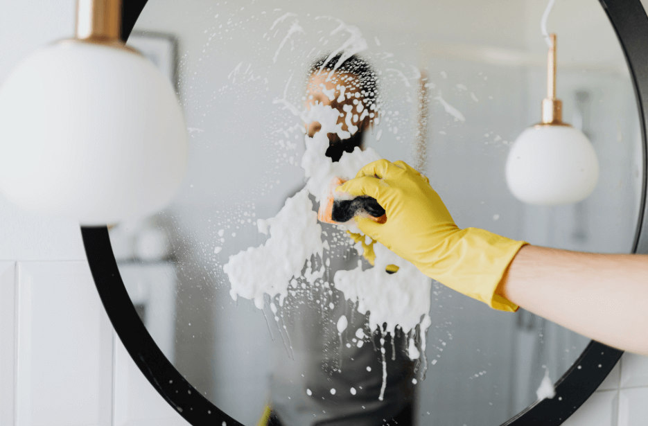 How to Clean Mirrors Without Streaks
